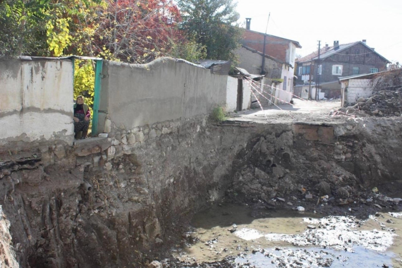 Evin kapısı 5 metrelik çukura çıkıyor 5