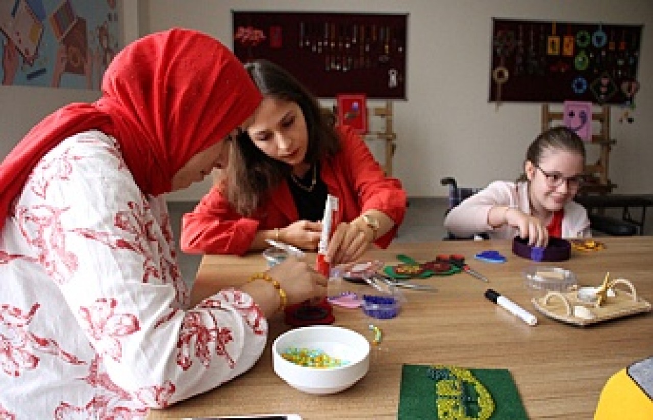 Engelli bireylerin  hayatlarına dokunuyorlar