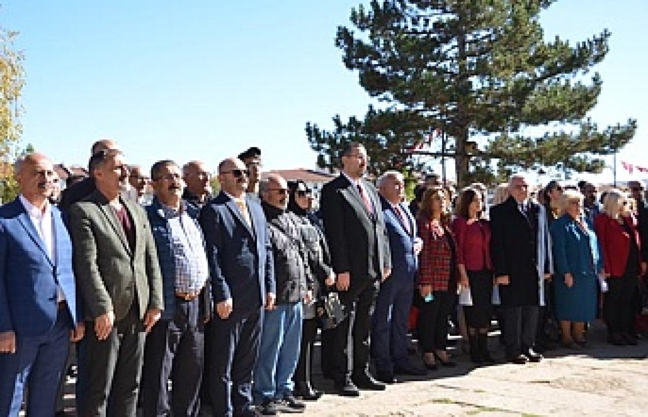 ATATÜRK ANITI’NA ÇELENK SUNDULAR