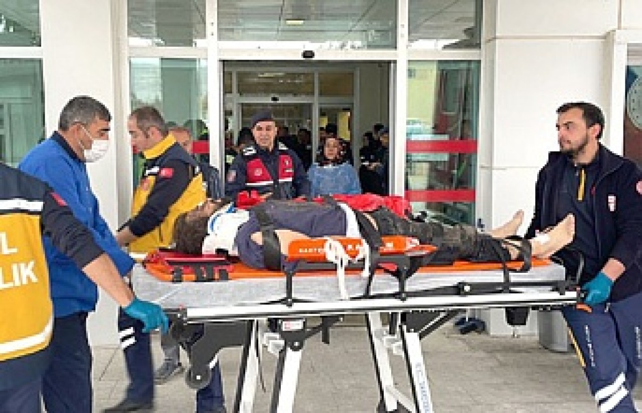Göçmenleri taşıyan otobüs devrildi 2 ölü,  30 yaralı