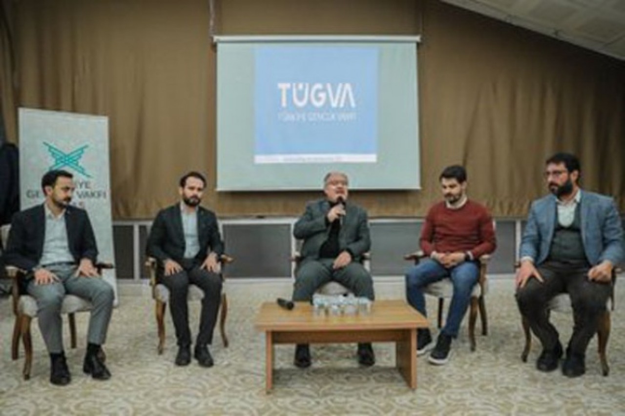 BİLGİN GENÇLERLE BİR ARAYA GELDİ