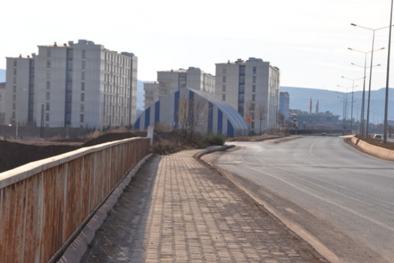 ÖĞRENCİLER YÜRÜYÜŞ YOLU İSTİYOR
