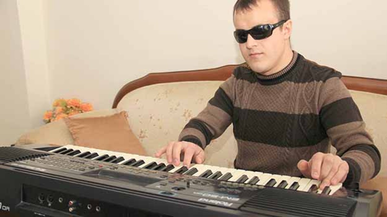 GÖZLER DEĞİL ELLER GÖRÜYOR