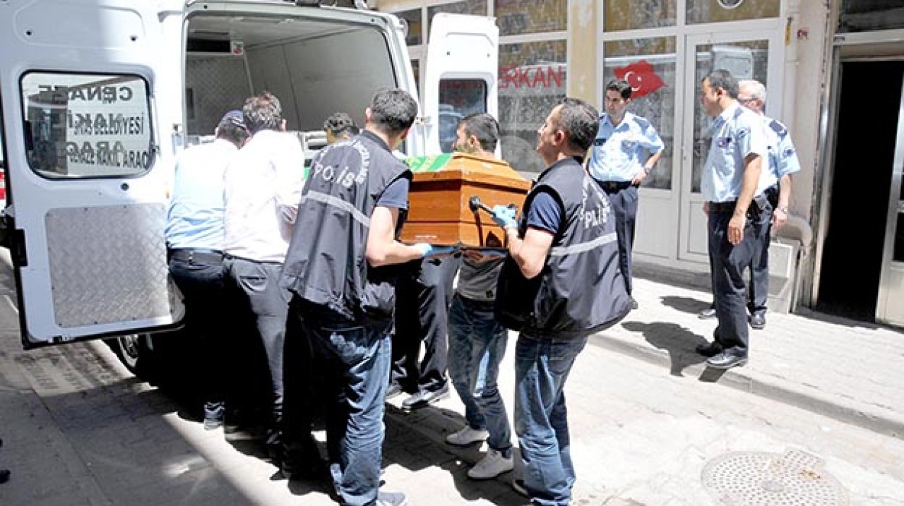 Evinde ölü bulundu