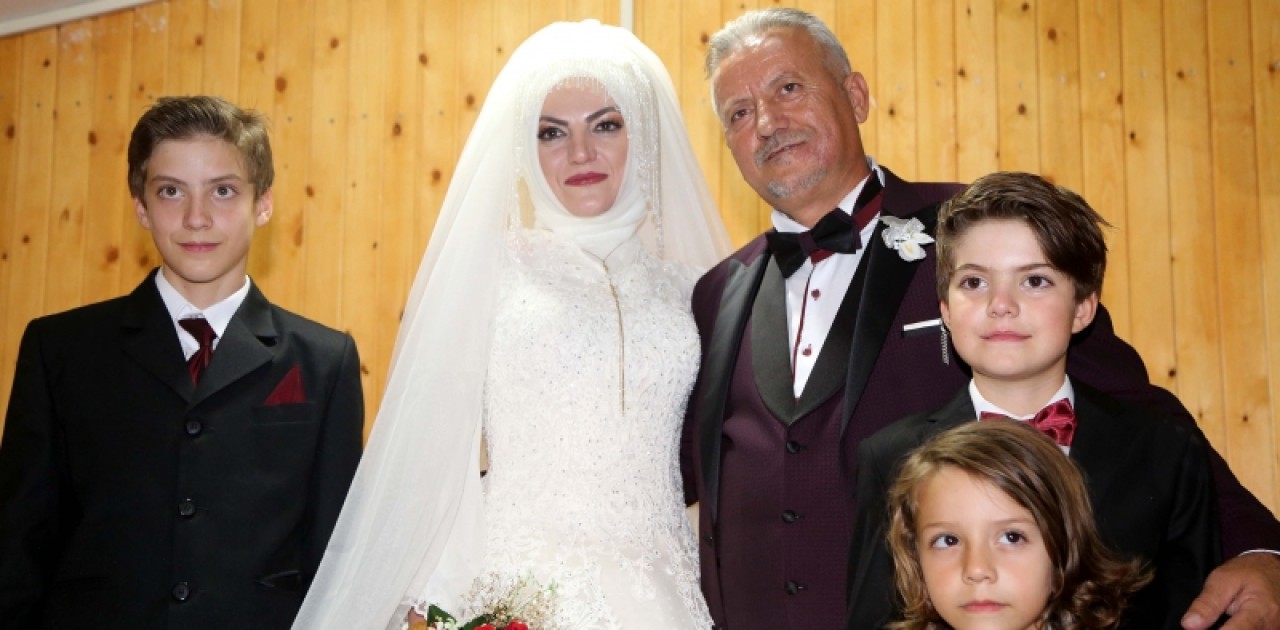 Gelinlik hayalini 13 yıl sonra 3 çocuğuyla gerçekleştirdi