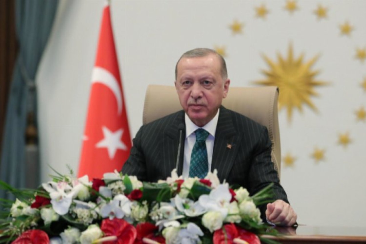 Erdoğan'a da dikkat et,  Tayyip ismine de... Elinize,  dilinize dursun!