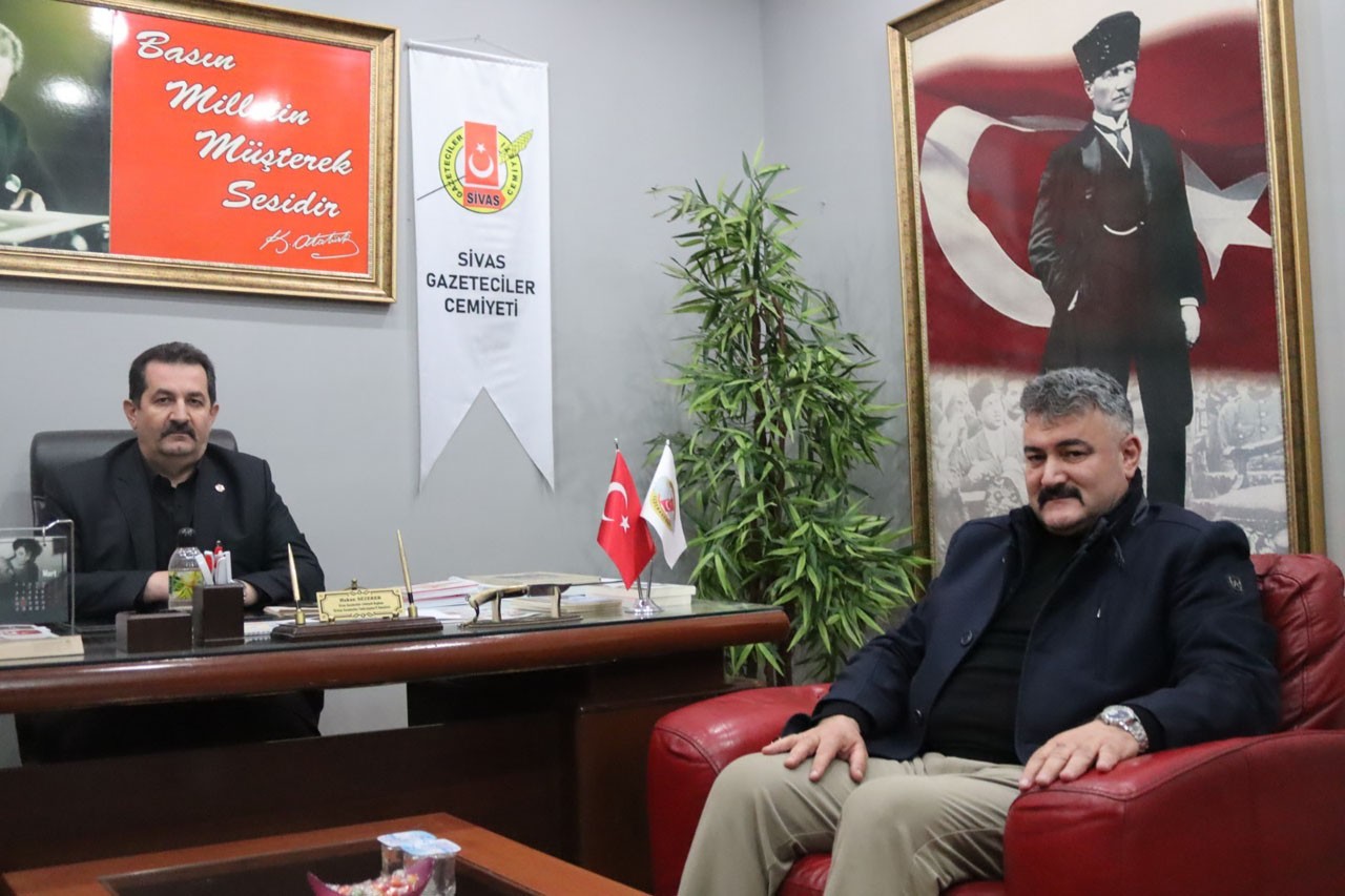 “Siyaset araç,  amaç hizmet ederek gönüllere girmek”