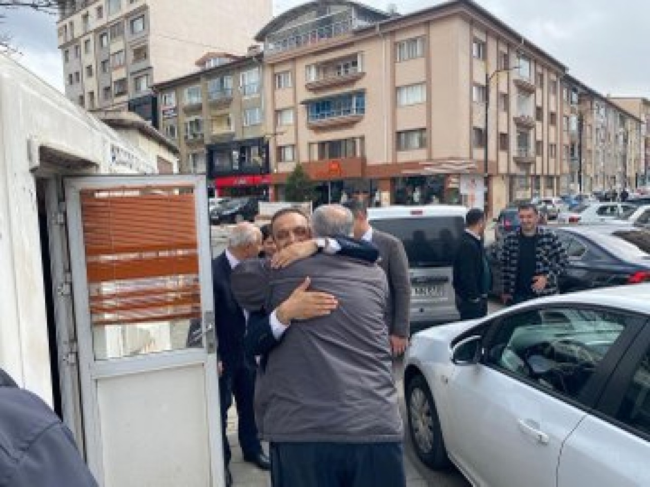 ÖZYÜREK, GÖNÜLLERE TAHT KURDU