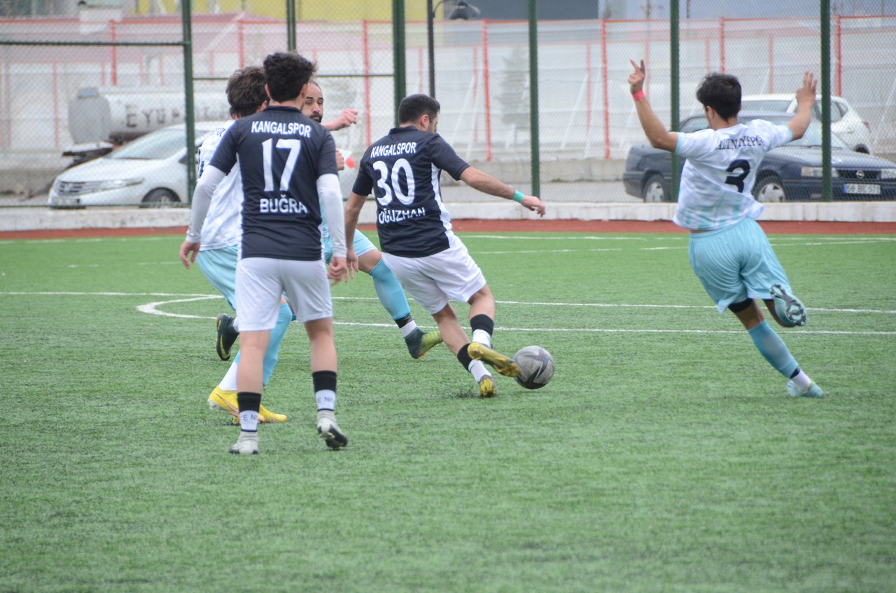 KANGAL LİDERLİĞİNİ SÜRDÜRDÜ