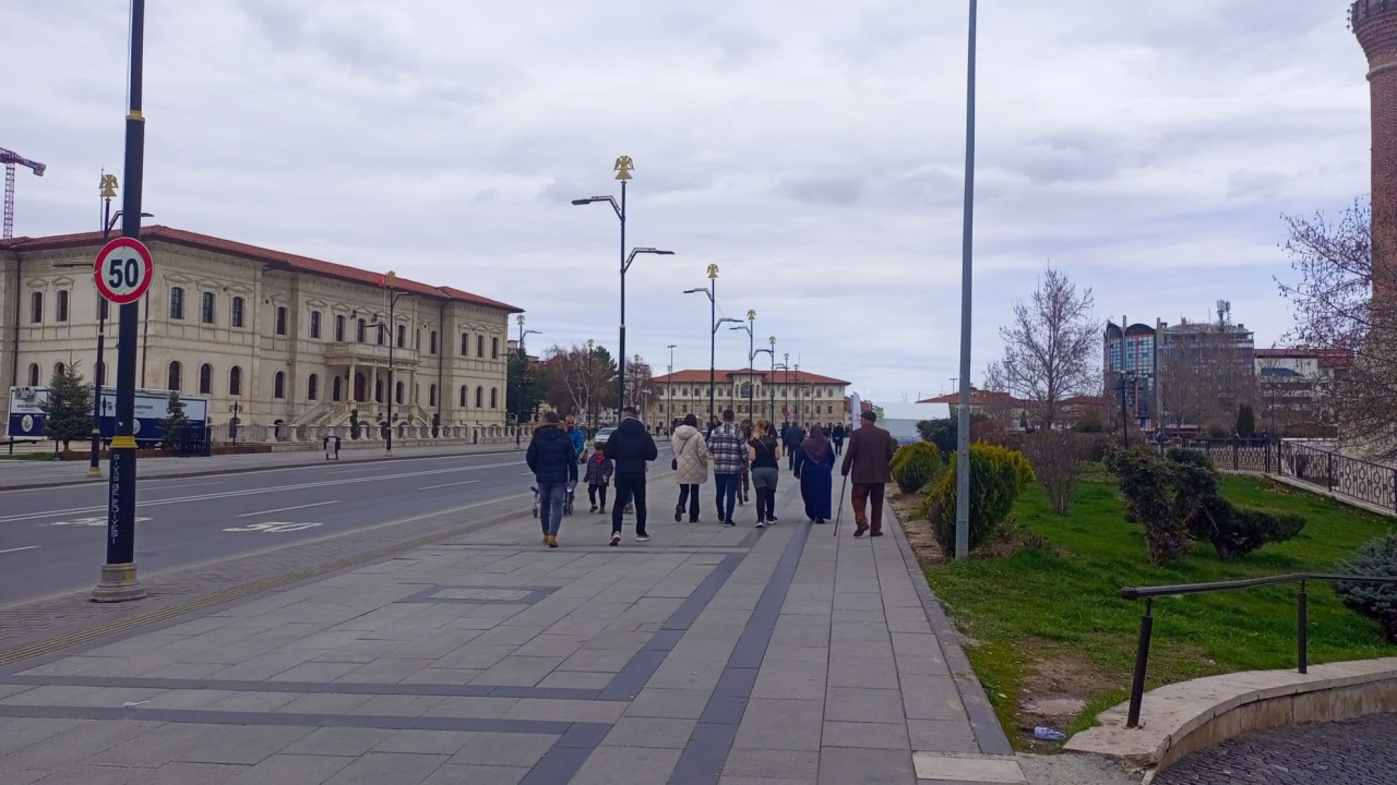SİVAS'TAKİ İŞSİZLİK GÖÇE ZORLUYOR