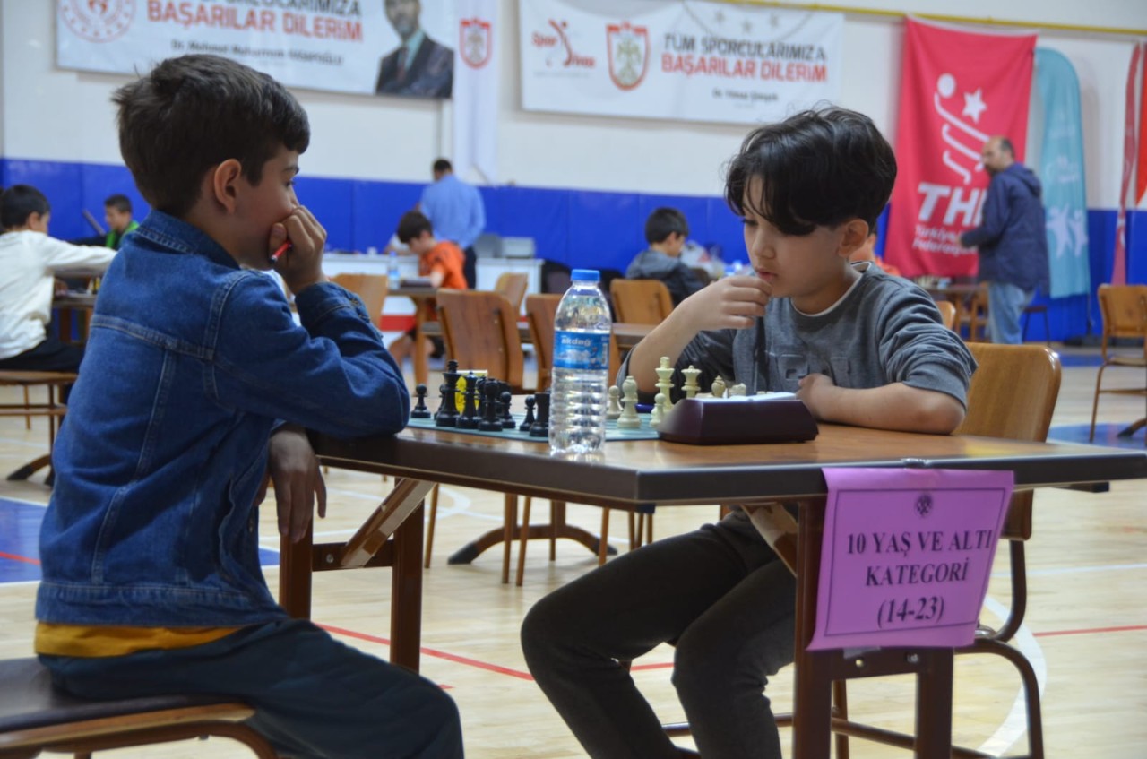 BAYRAM SATRANÇ TURNUVASINA 125 SPORCU KATILDI