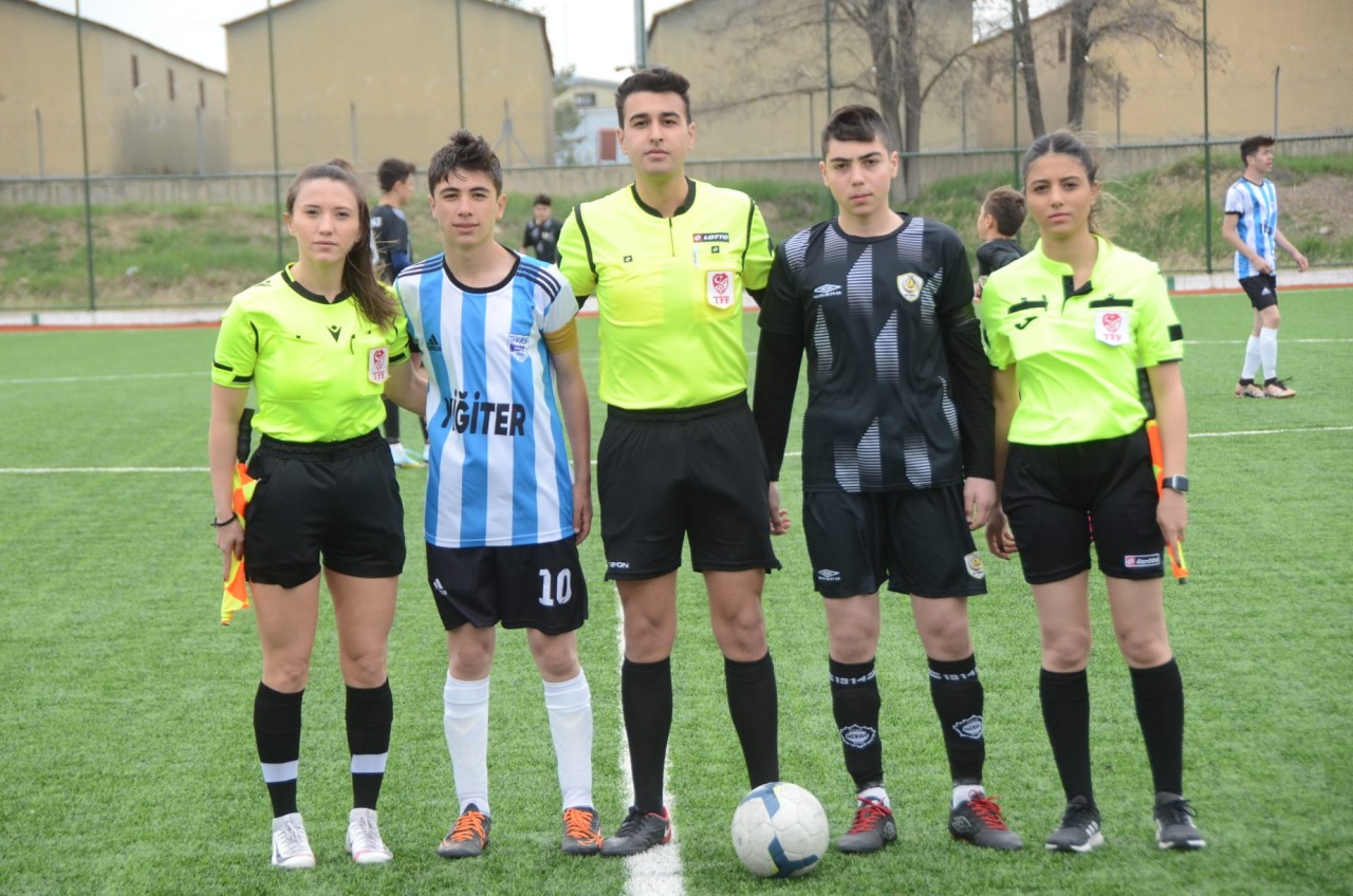 HAKEMLER GEÇER NOTLAR ALDILAR