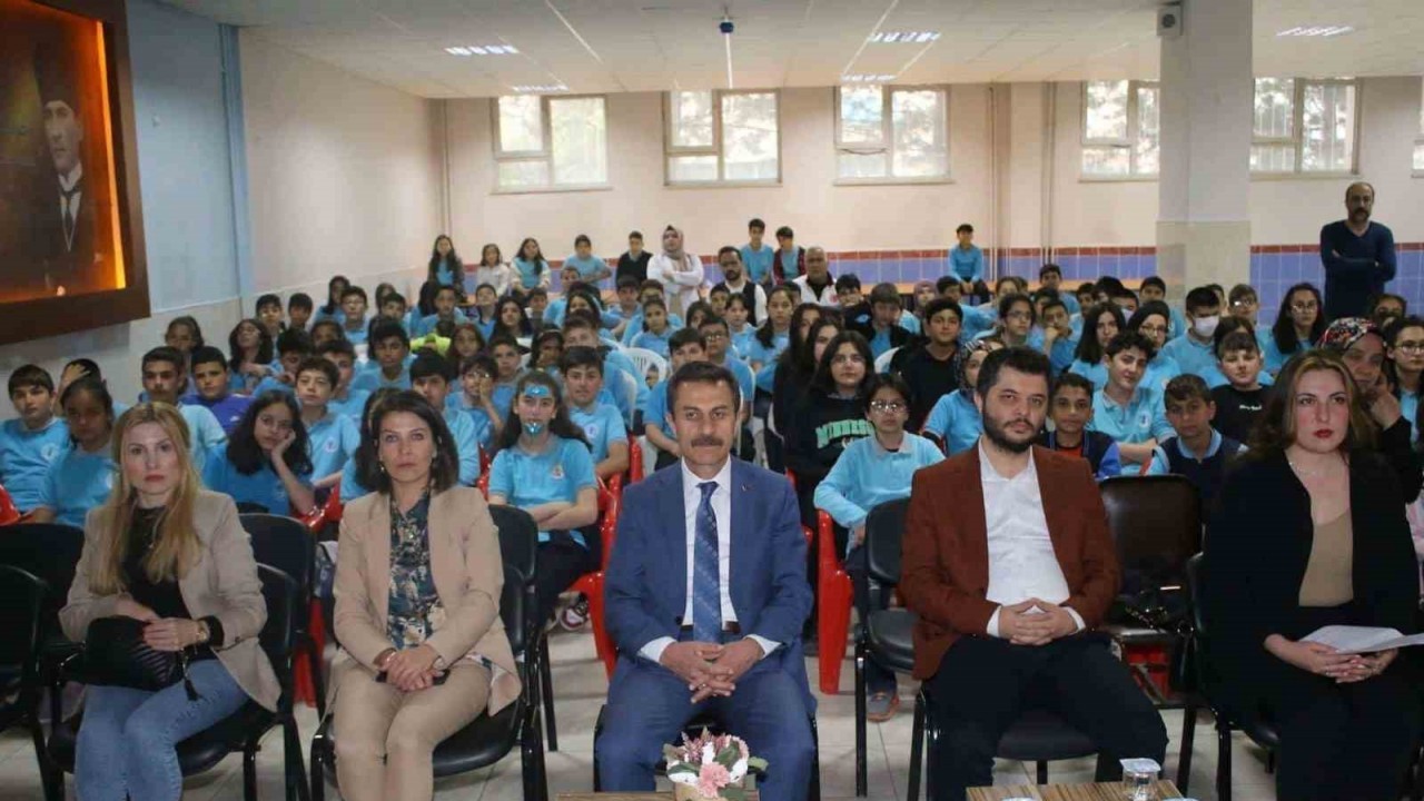 ÂŞIK VEYSEL,  TÜRKÜLERİYLE ANILDI