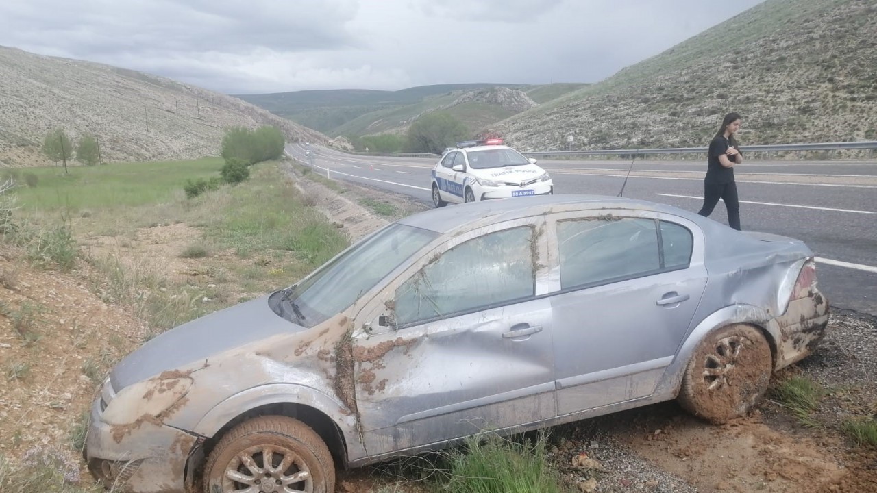 OTOMOBİL YOLDAN ÇIKTI: 1’İ ÇOCUK 3 YARALI