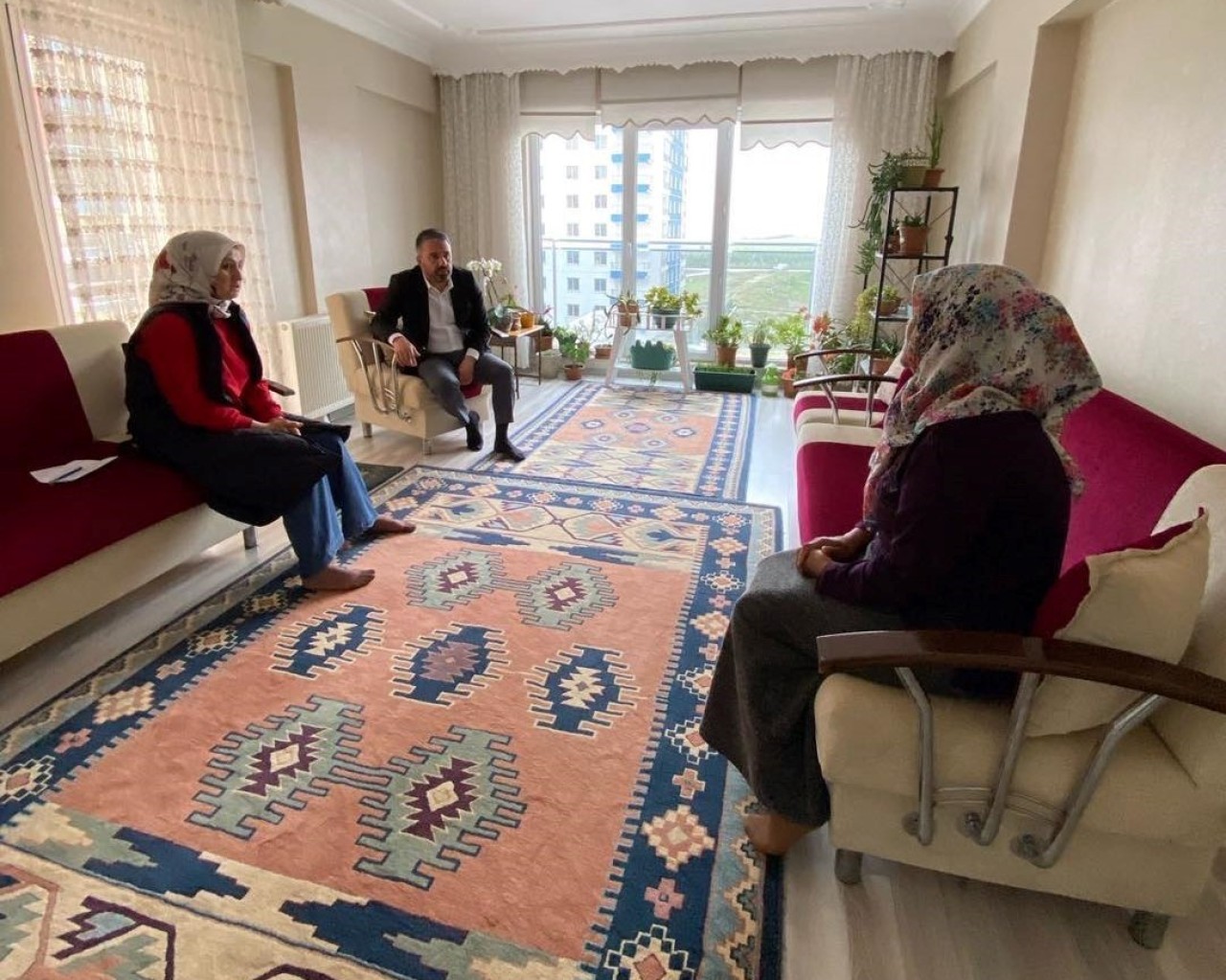 Pursaklar Belediye Başkanı Çetin depremzedelerin yanında
