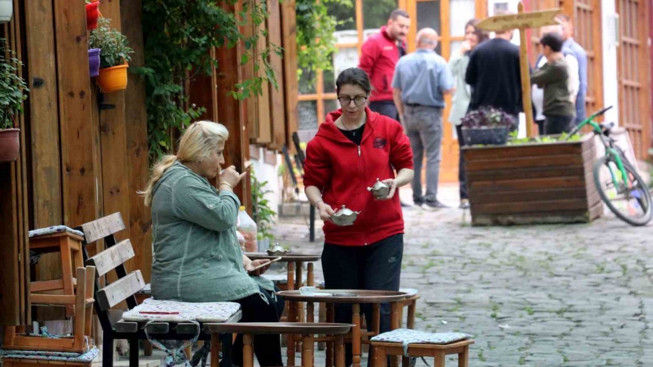 HÜMA HATUN SOKAĞI’NIN TAMAMIN KADINLARDAN OLUŞAN ESNAFI,  AHİLİK KÜLTÜRÜNÜ YAŞATMAYA ÇALIŞIYOR