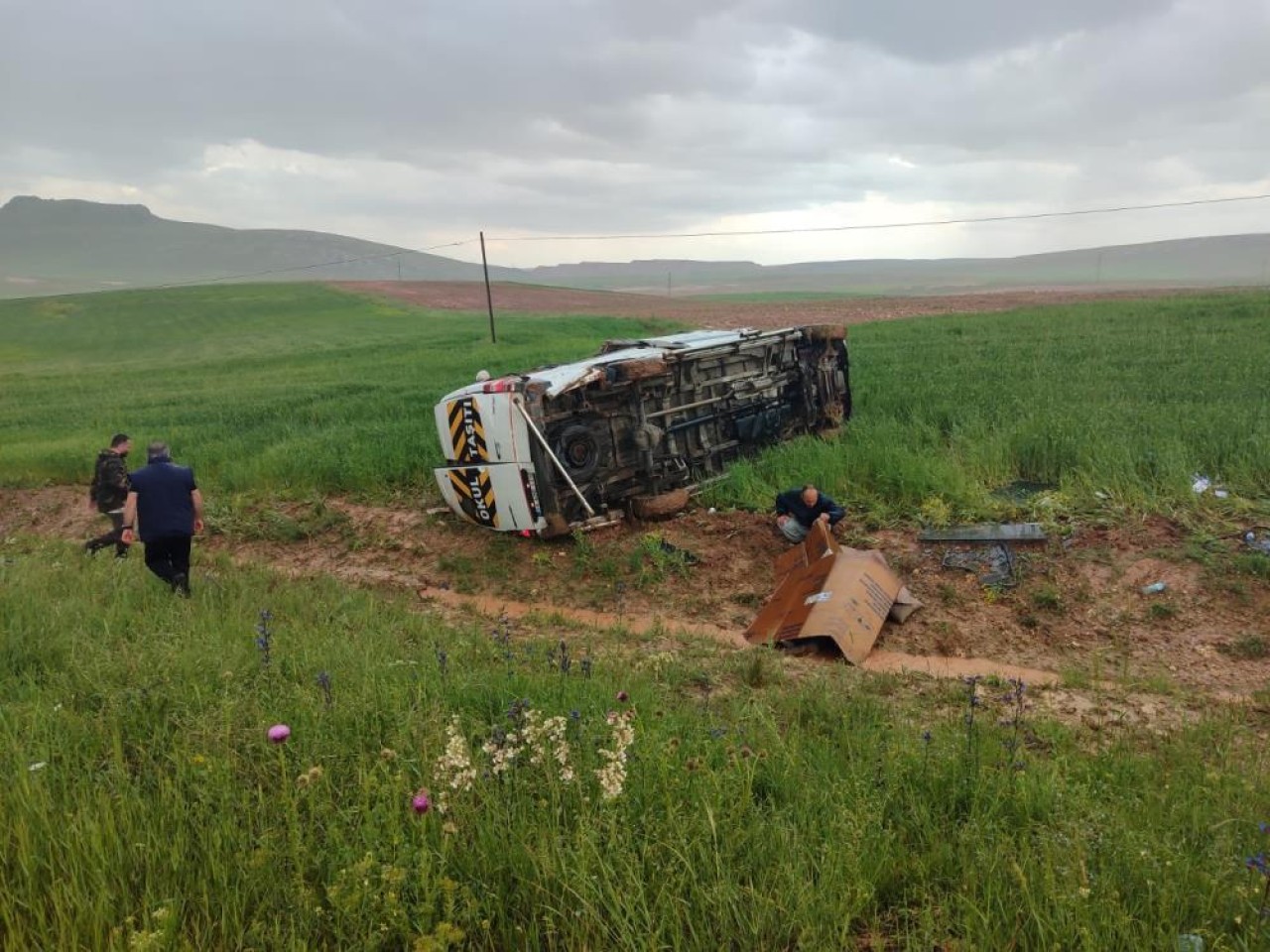 Sivas’ta minibüs tarlaya uçtu: 13 yaralı