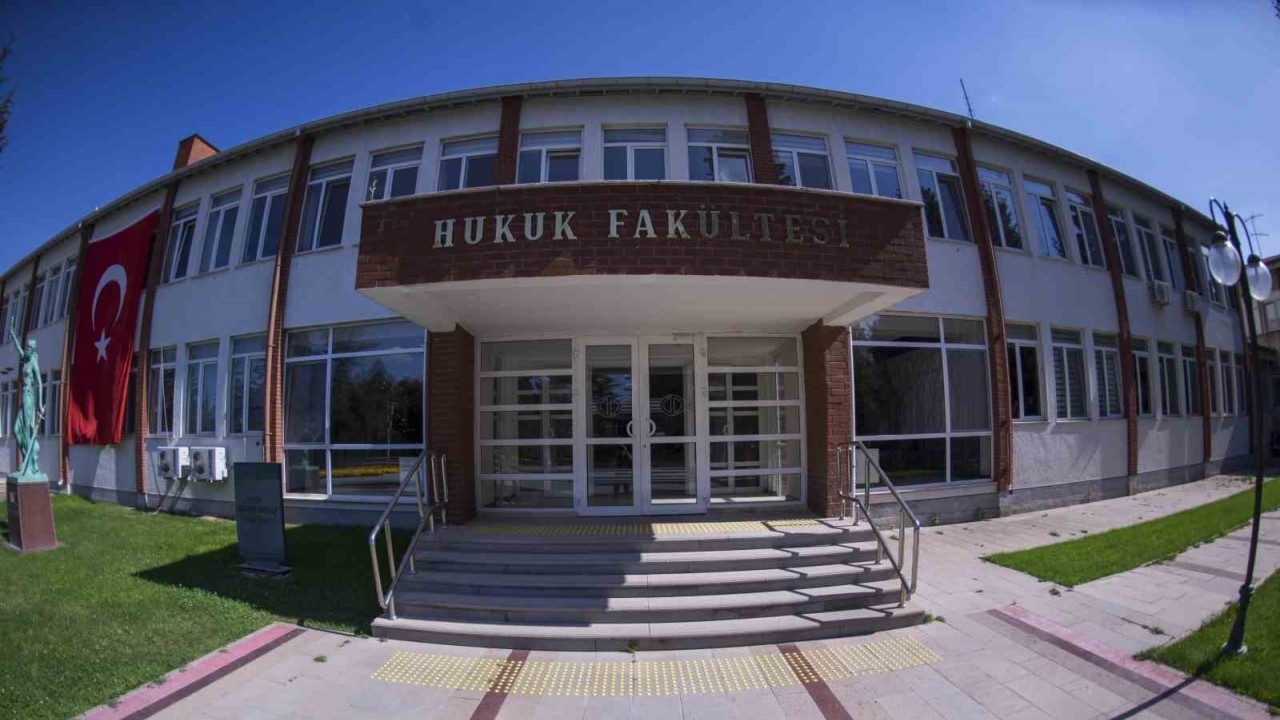 Anadolu Üniversitesi Hukuk Fakültesi adalet sistemine nitelikli mezunlar kazandırıyor