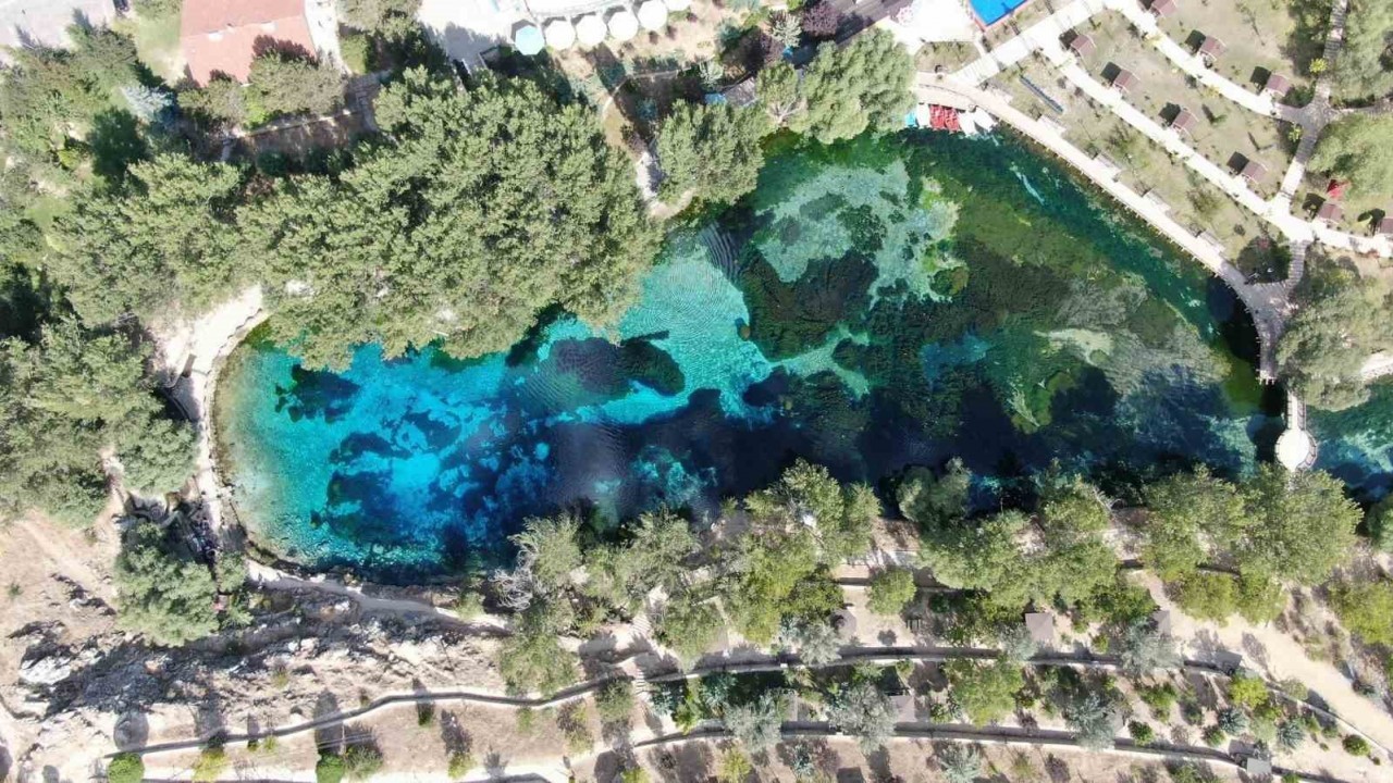 DÜNYANIN EN BERRAK SULARINDAN BİRİNE SAHİP,  YERLİ TURİSTLERİN İLGİ ODAĞI OLDU