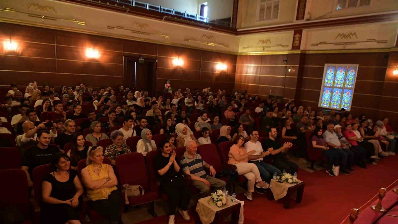 Mamak’ta “Geçmiş Zaman Olur Ki” tiyatro oyunu sahnelendi