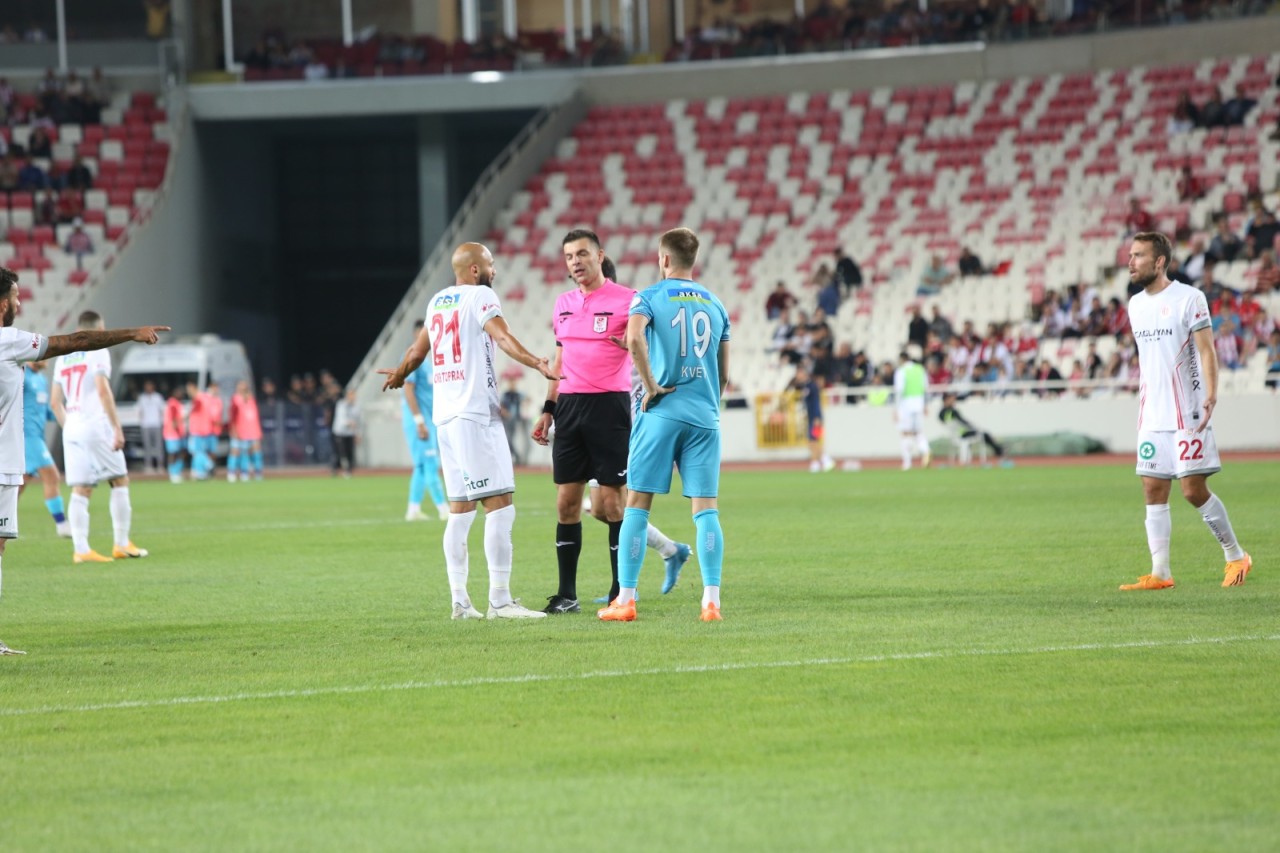 SİVASSPOR 8 KEZ SARARDI