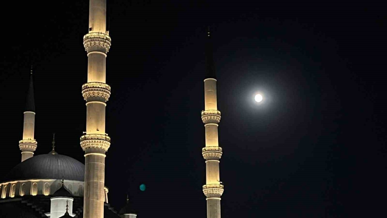 Ankara’da “Süper Ay” geceyi aydınlattı