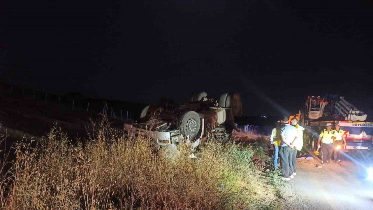 Ankara’da TIR tarlaya uçtu,  sürücü hayatını kaybetti