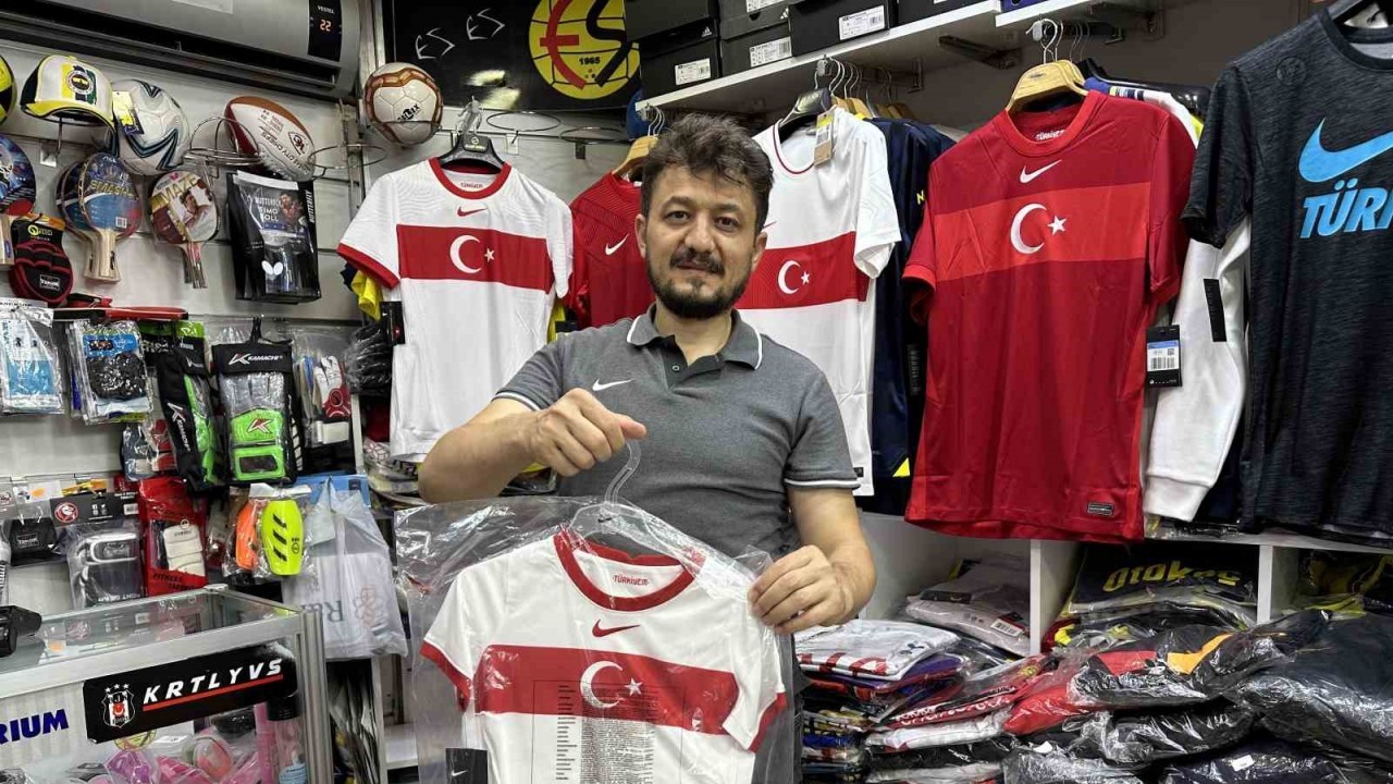 Bileti olan forma almaya koşuyor