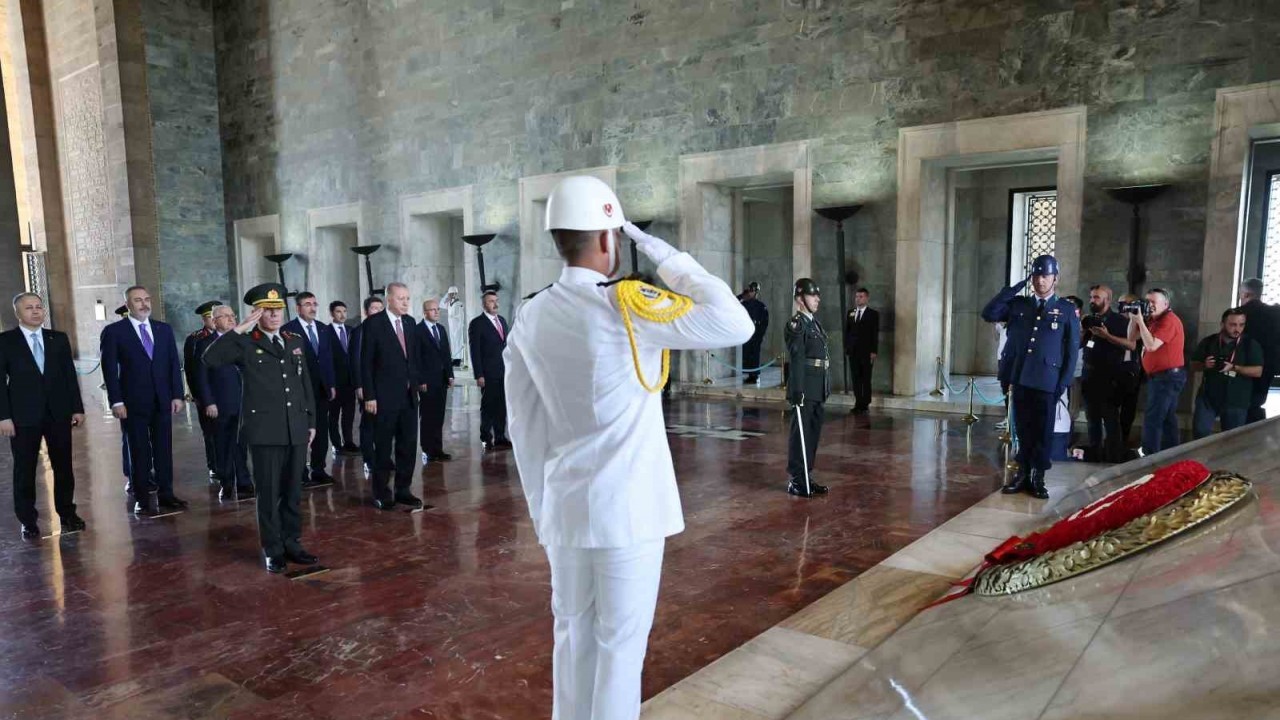Cumhurbaşkanı Erdoğan başkanlığındaki YAŞ üyeleri Anıtkabir’i ziyaret etti