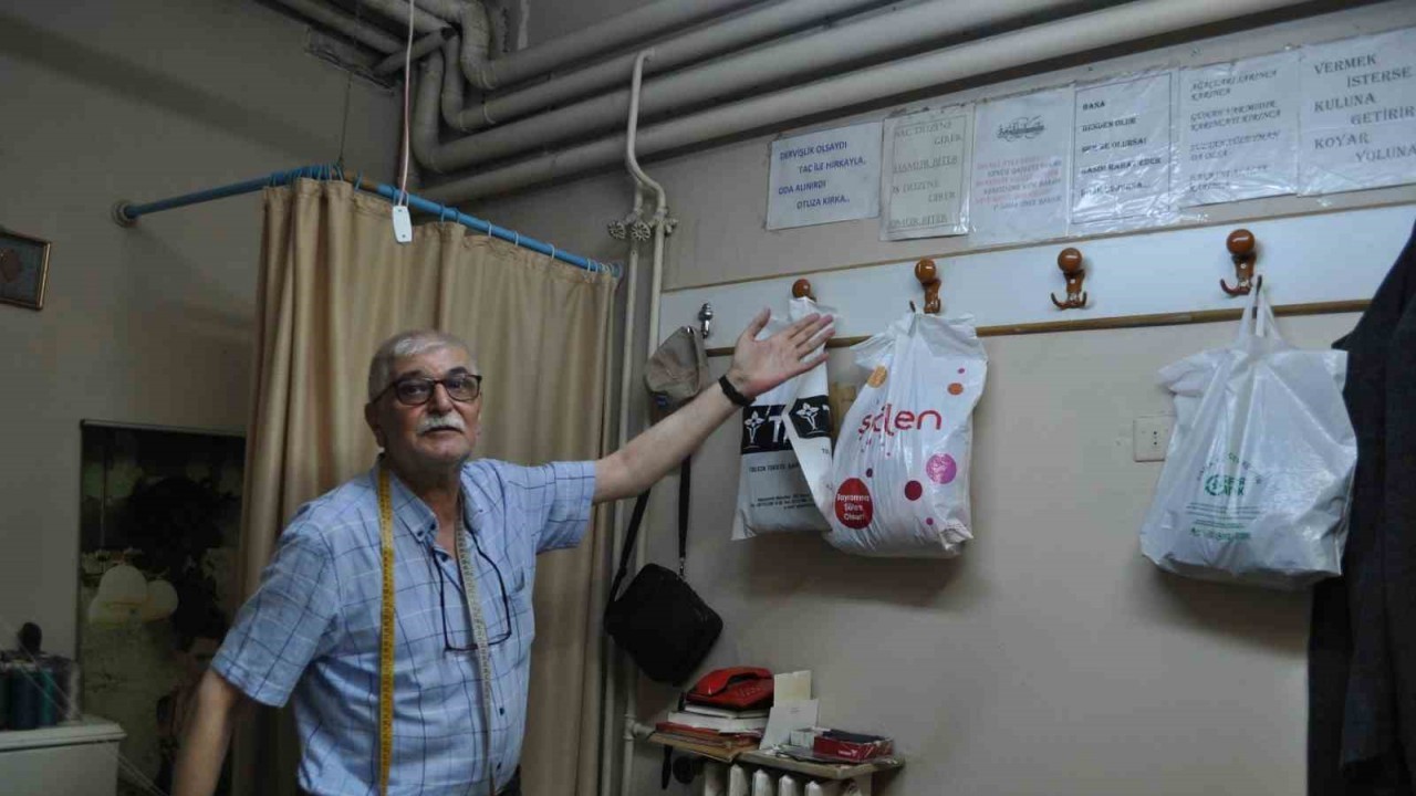 Duyduğu manalı sözlerle dükkânını süsledi