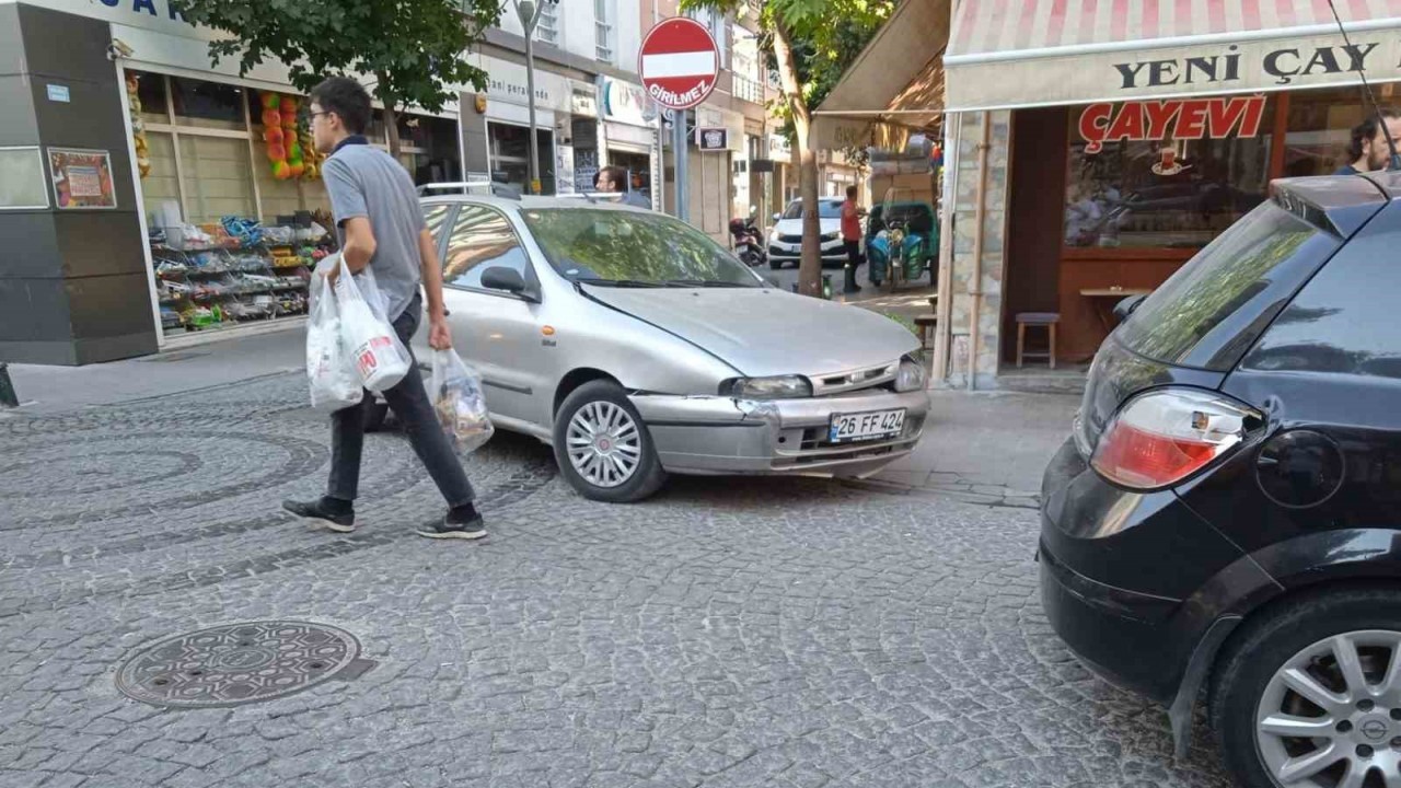 Eskişehir’de iki araç çarpıştı