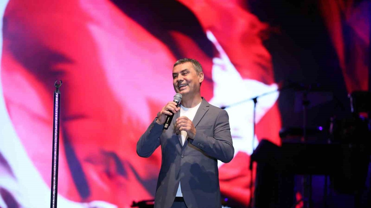 Gölbaşı’nda 30 Ağustos Zafer Bayramı sanatçı Zara ile kutlandı