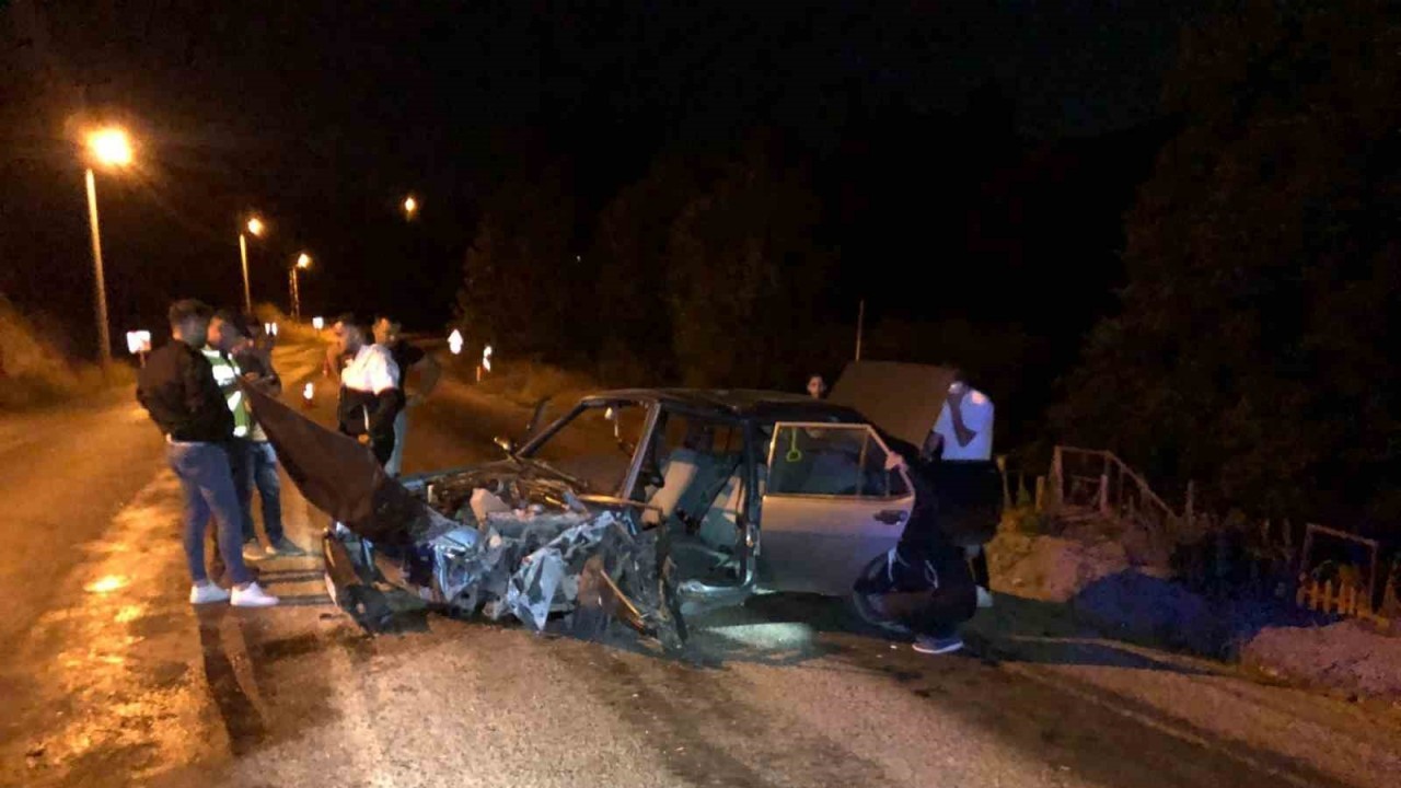 İki otomobil kafa kafaya çarpıştı: 7 yaralı