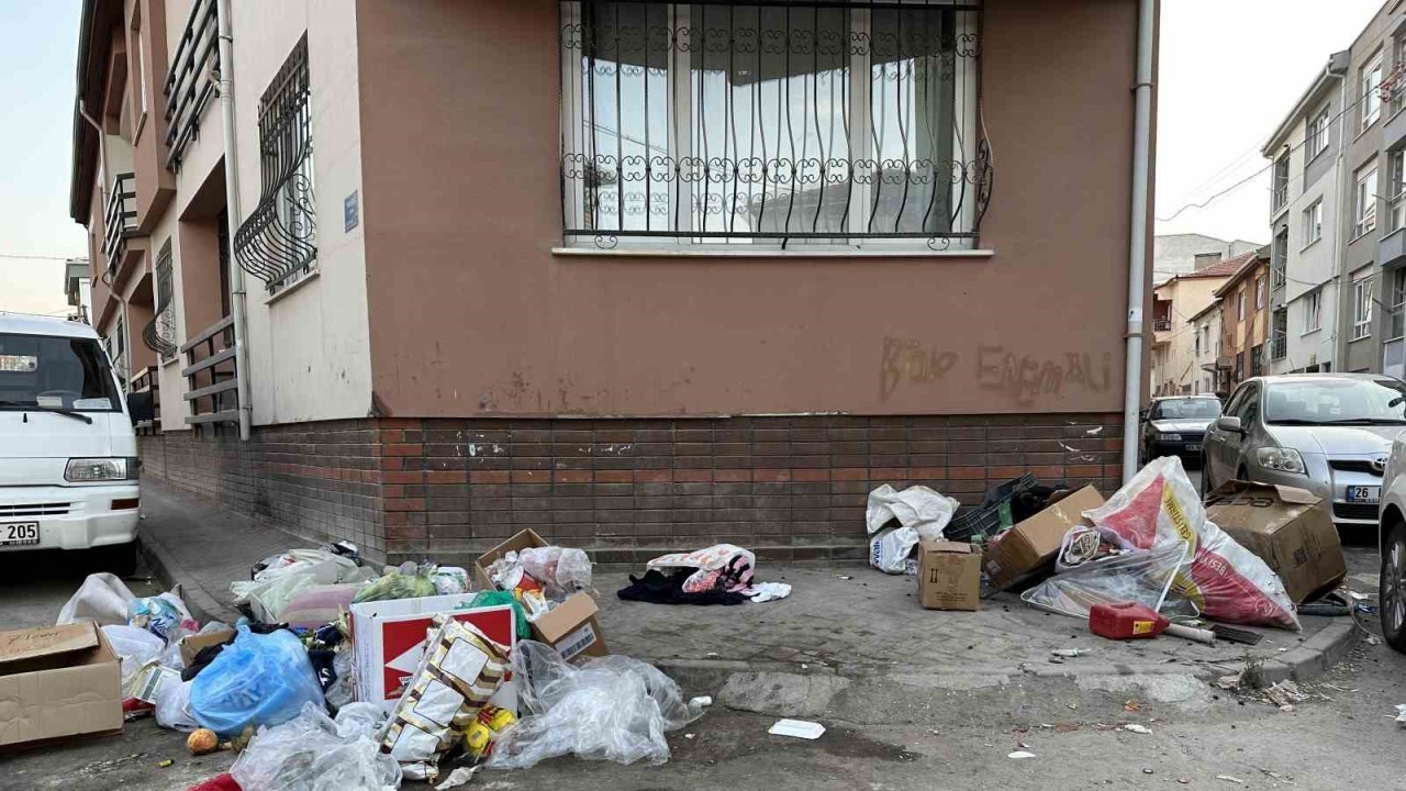 Kaldırım çöplerle kaplandı
