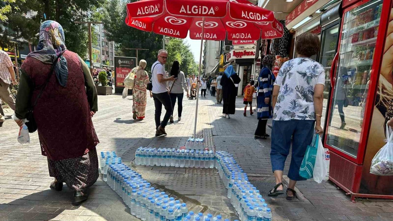 Kaldırımda beton döktüğü alanı su şişeleriyle çevreledi