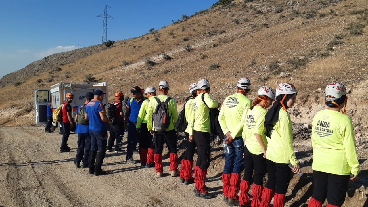 Kayıp olarak aranan genç ağaç altında uyurken bulundu