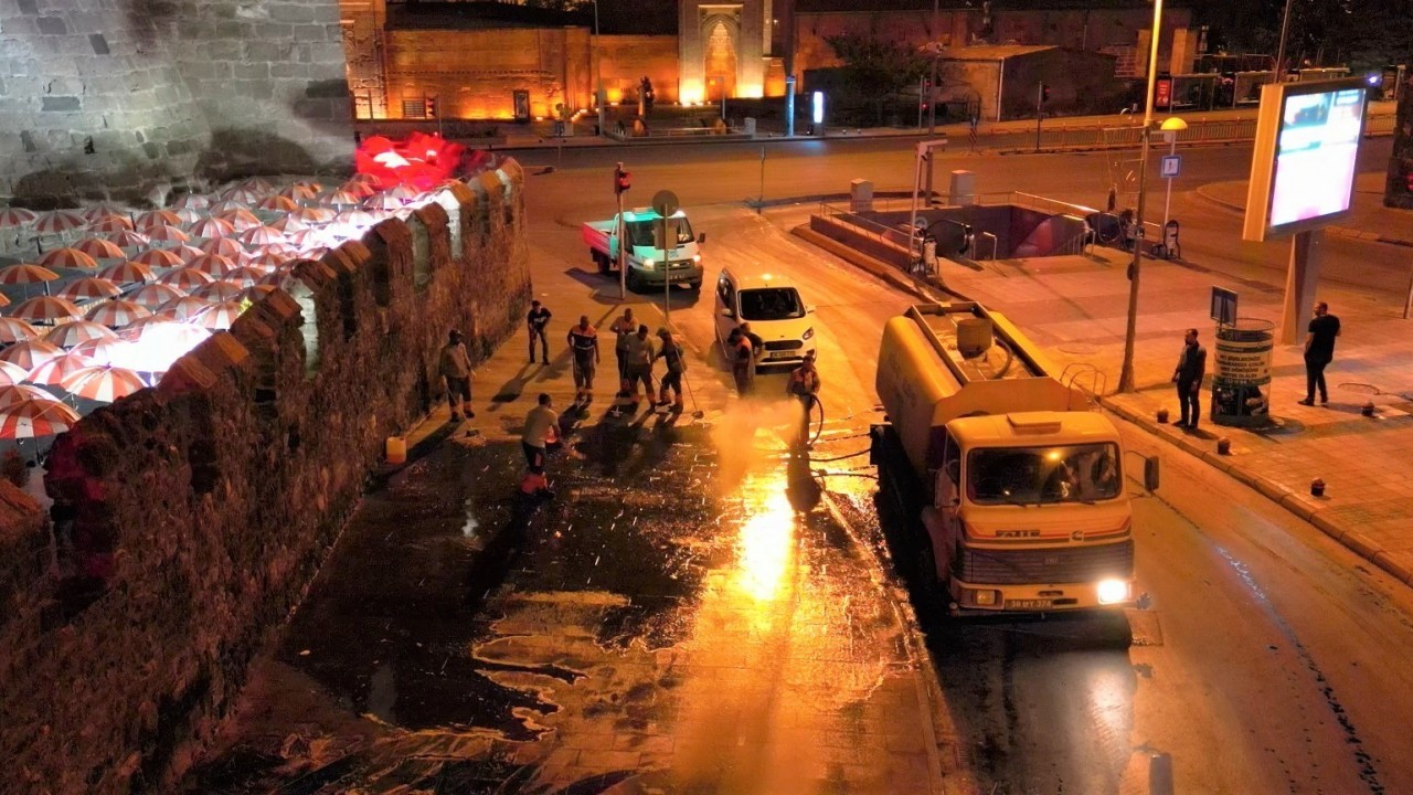 Melikgazi’den gece boyu temizlik mesaisi