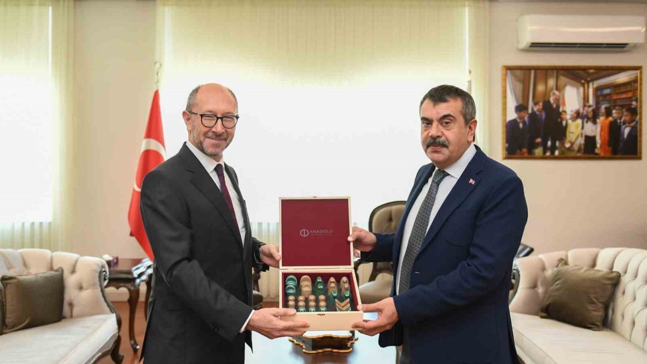 Millî Eğitim Bakanlığı ve Anadolu Üniversitesi arasında yürütülen iş birlikleri ve projeler ele alındı