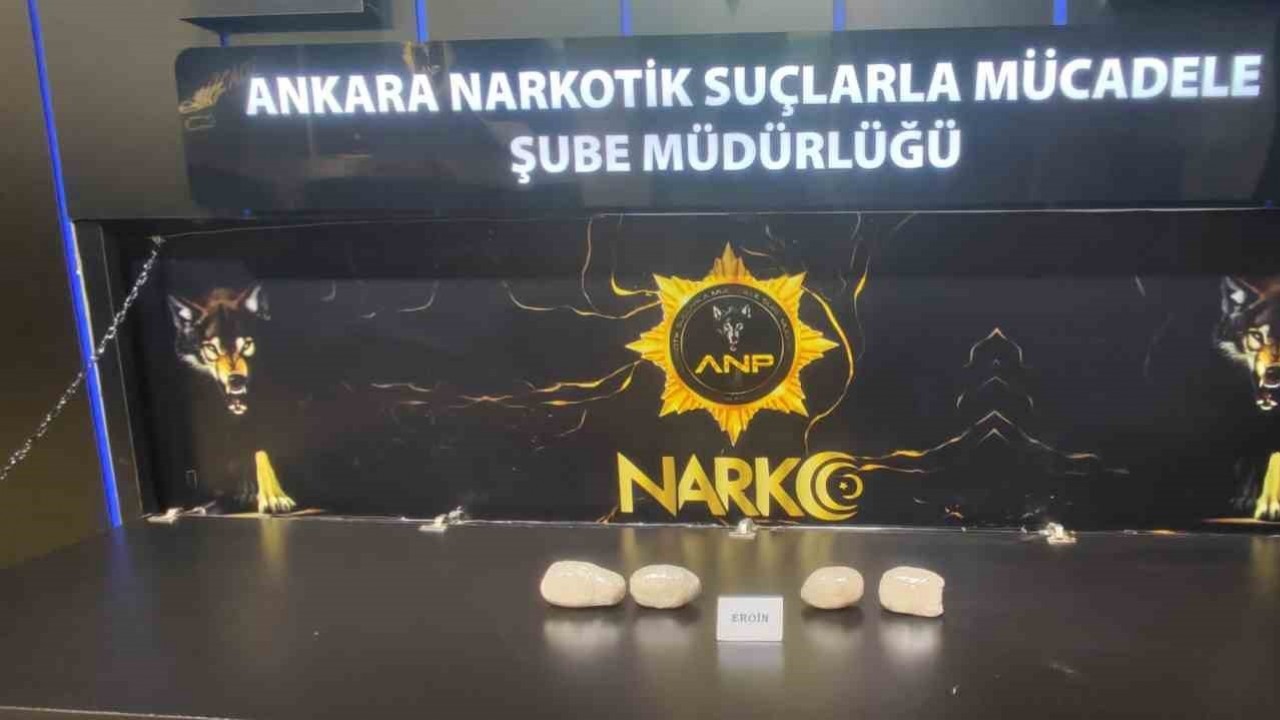 Otomobil hoparlörünün boşluğuna gizlenmiş 1 kilo eroin ele geçirildi