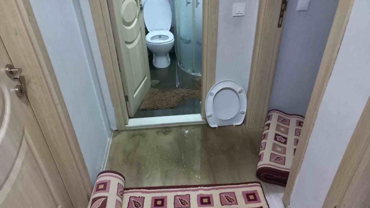 (ÖZEL) 9 yıldır bu evleri kanalizasyon suyu basıyor
