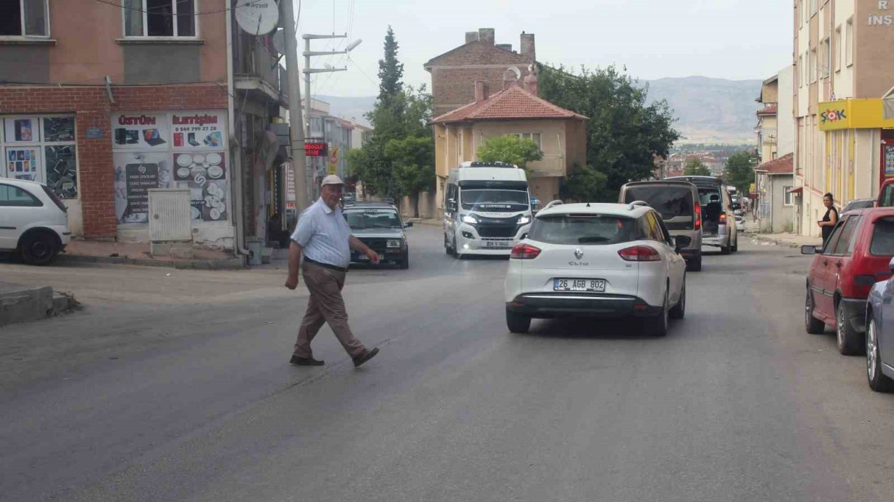 (ÖZEL) Yetersiz trafik önlemleri alınmayan caddeler tehlike saçıyor