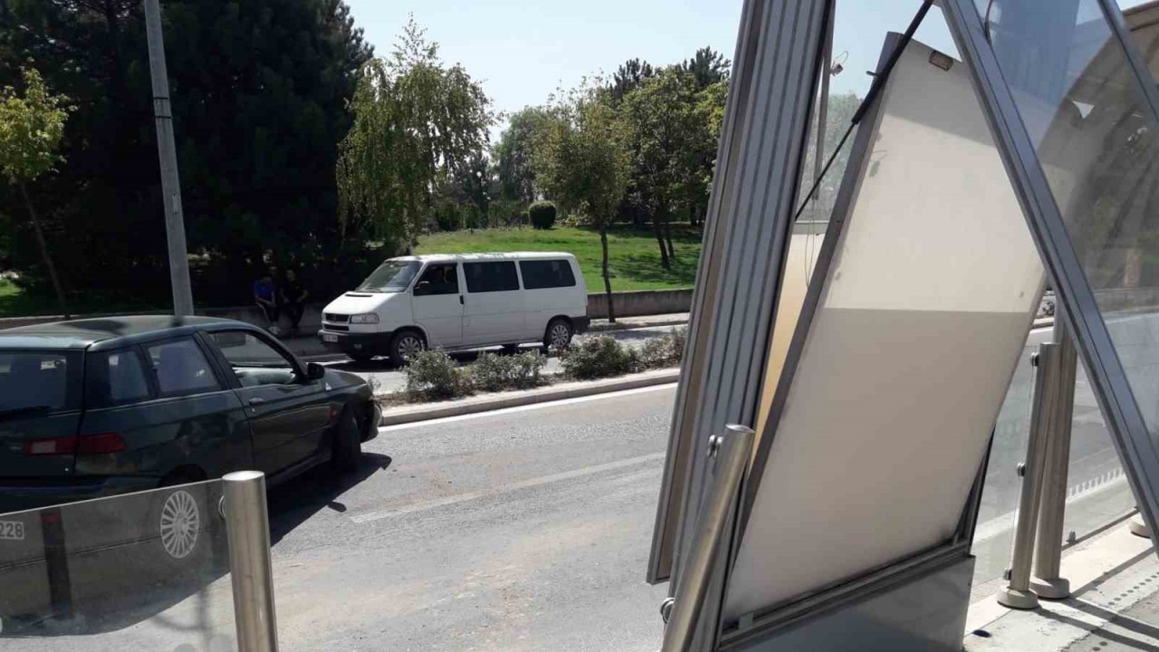 Savrulan araç tramvay durağına çarptı