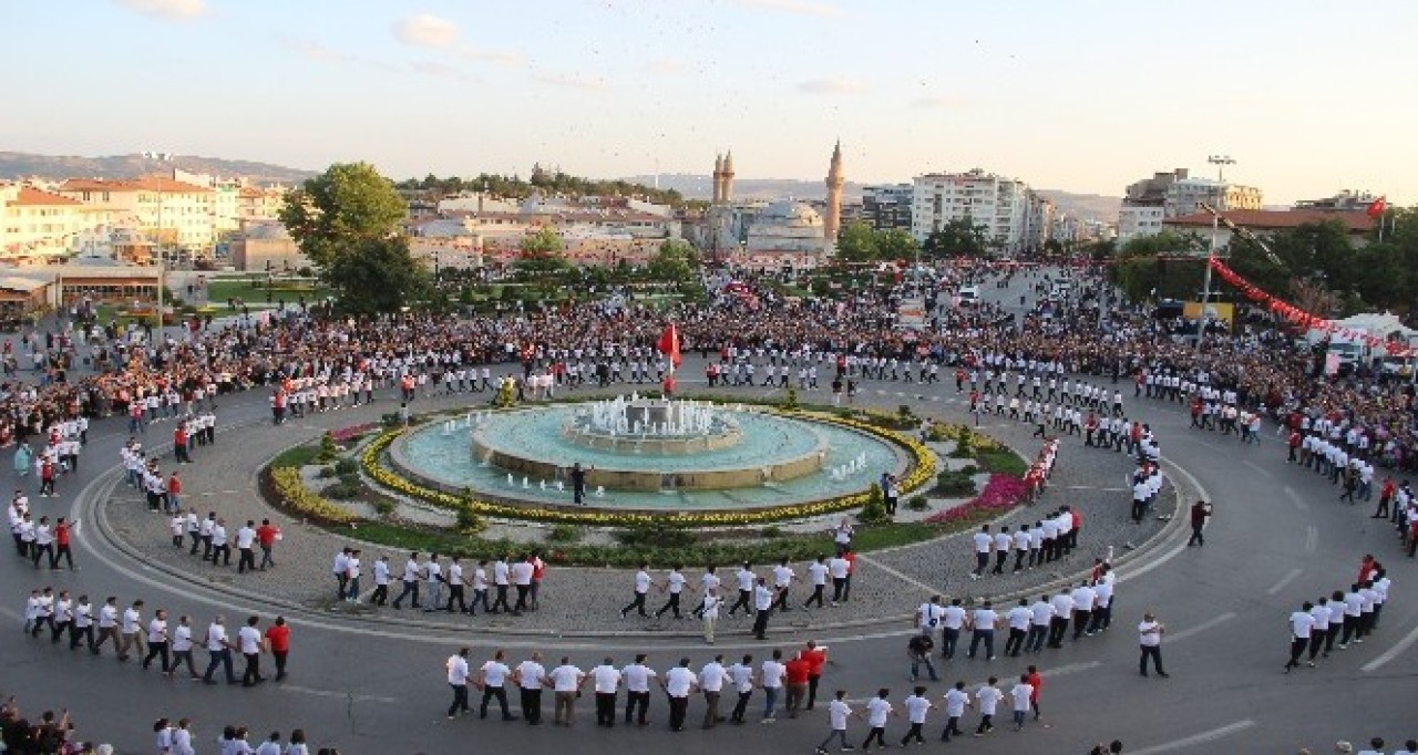 BİN 58 KİŞİLİK HALAYDAN SİVASLI HASHTAGİNA