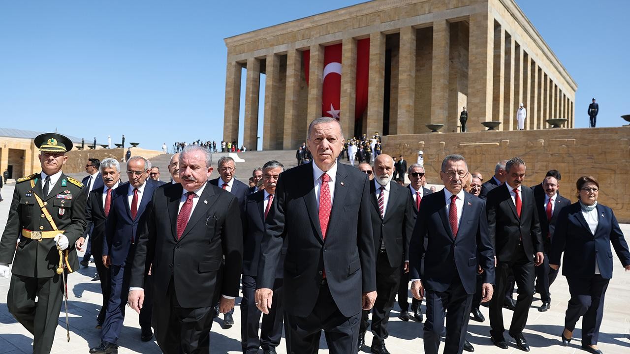 TAM KADRO ANITKABİR’DE