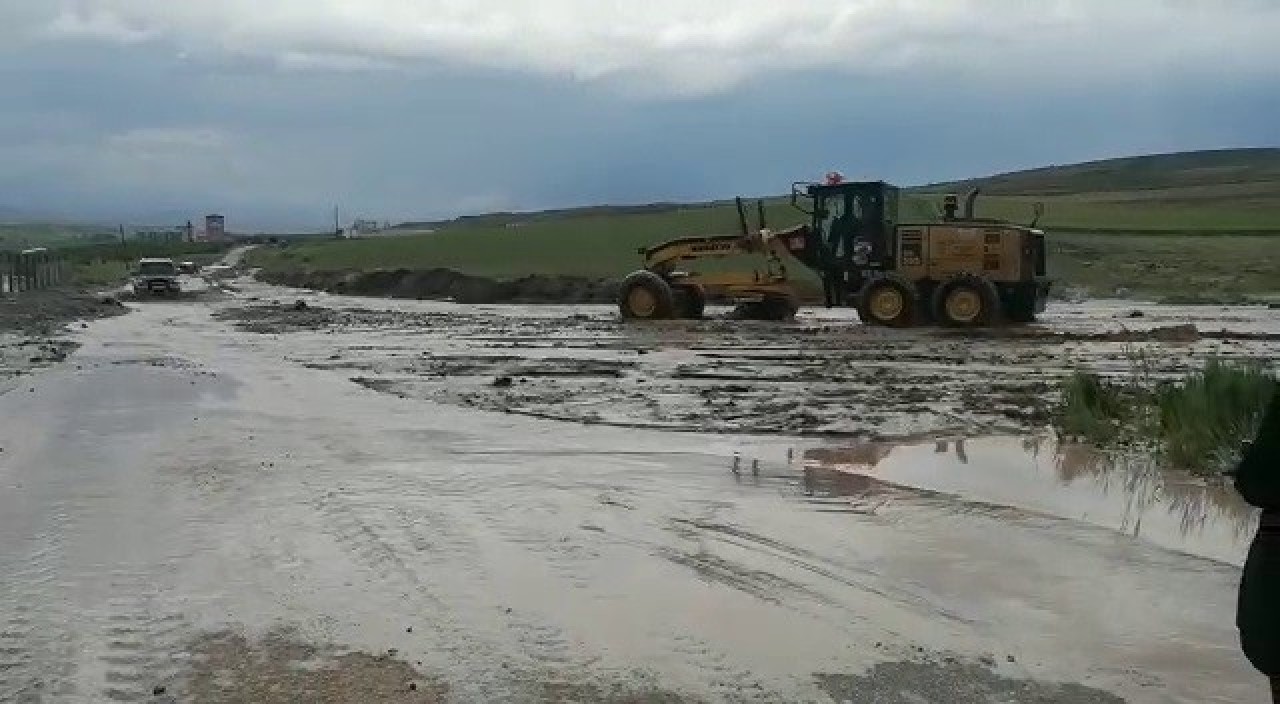 Sivas’ta sel birçok köy yolunu ulaşıma kapattı