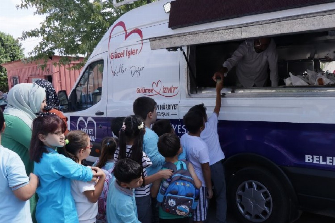 İzmit Belediyesi,  yeni dönemde öğrencileri ikramlarla karşıladı