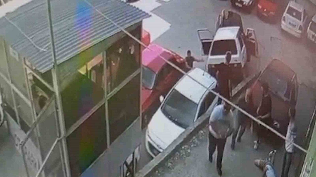 Akıllara durgunluk veren kaza kamerada: Yayaya çarpıp araçların üzerine düştü