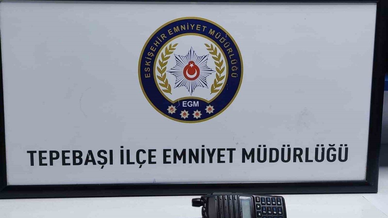 Alkollü ve ehliyetsiz sürücünün aracında telsiz ele geçirildi