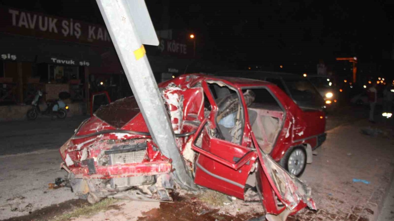 Aydınlatma direğine çarpan otomobil hurdaya döndü