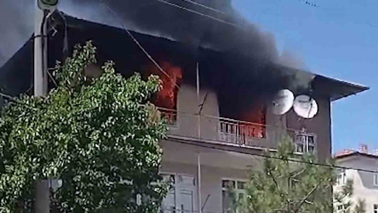 Babasından para alamayınca evi ateşe verdi